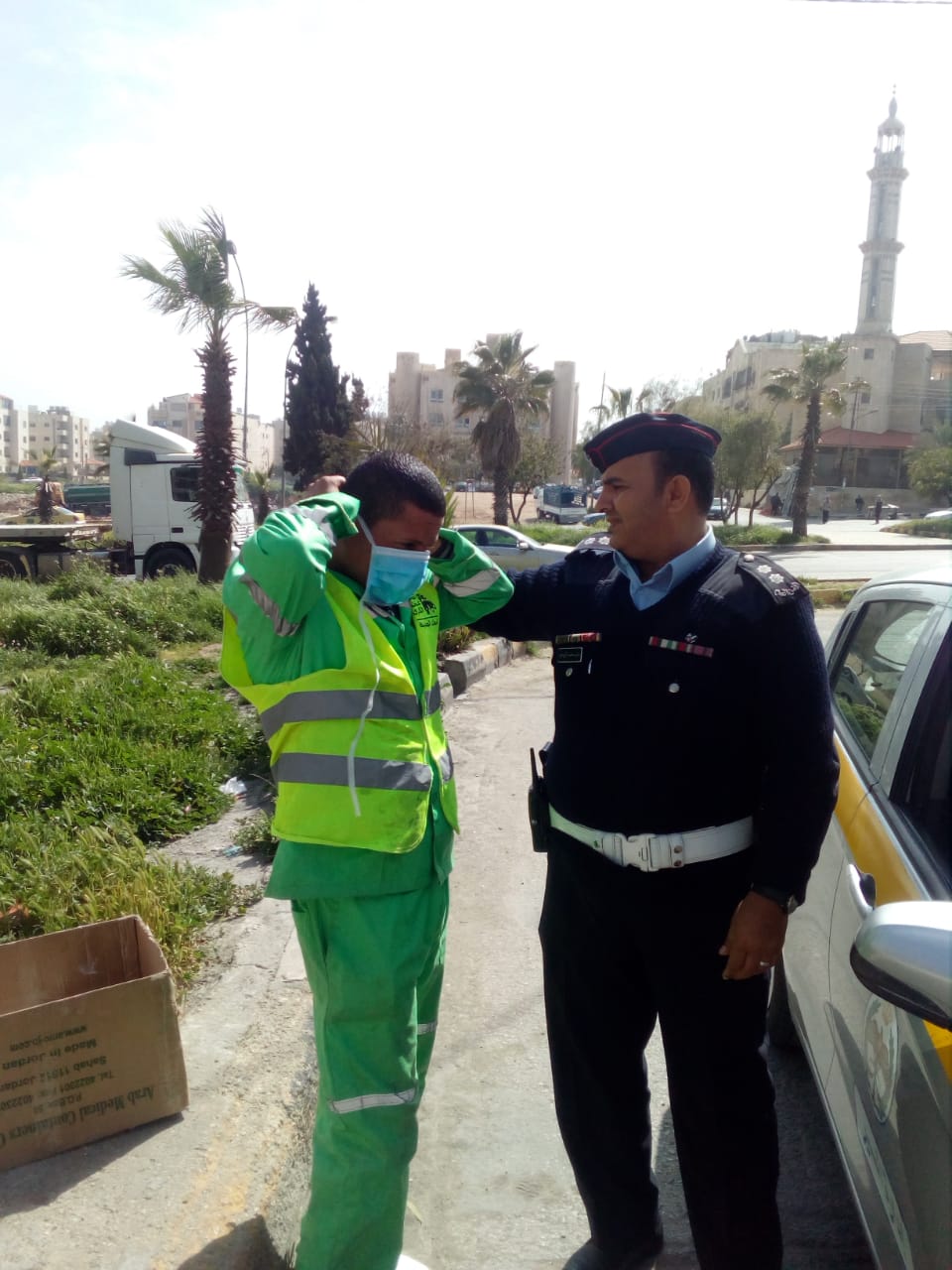 نشامى إدارة السير يوزعون الكمامات على