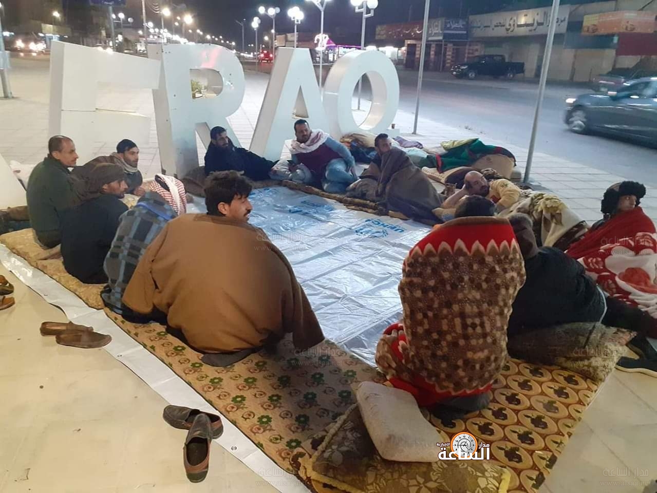 شباب من المفرق يفترشون الأرض (صور)