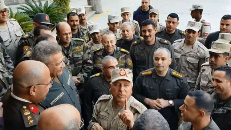 وزير النقل المصري الجديد يبيع خردة