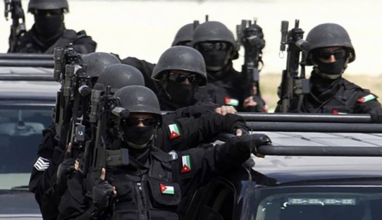 القبض على 4 مطلوبين خطرين بمداهمة