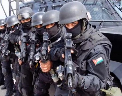 إطلاق نار وقوة أمنية تطارد مطلوبا