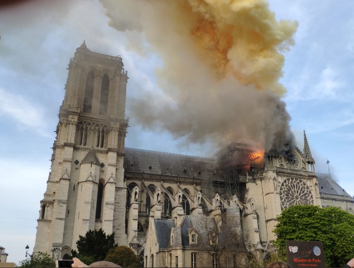 انهيار كلي لسقف كاتدرائية نوتردام في