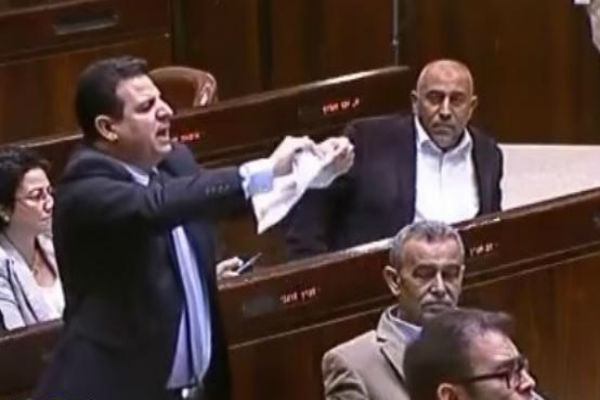 فيديو: لحظة تمزيق نائب عربي بالكنيست