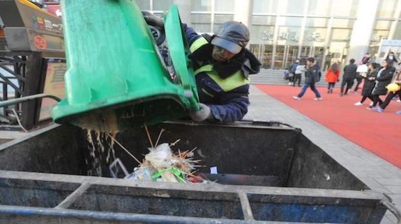 عامل تنظيفات يتبرع براتبه الزهيد للأطفال