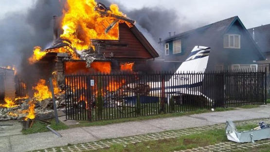 لحظة سقوط طائرة على مبنى بتشيلي