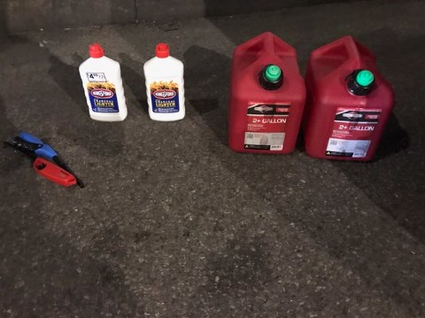 ضبط شخص يحمل 3 عبوات بنزين