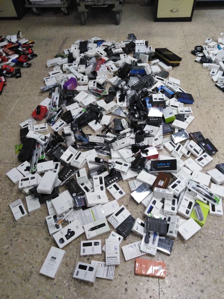 الجمارك تحبط تهريب 600 سيجارة الكترونية