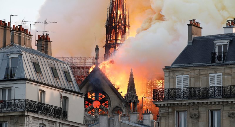 بينما كان الحريق يأكل كاتدرائية نوتردام..