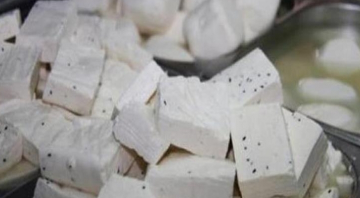 ضبط 50 تنكة ’جبنة‘ يغطيها العفن