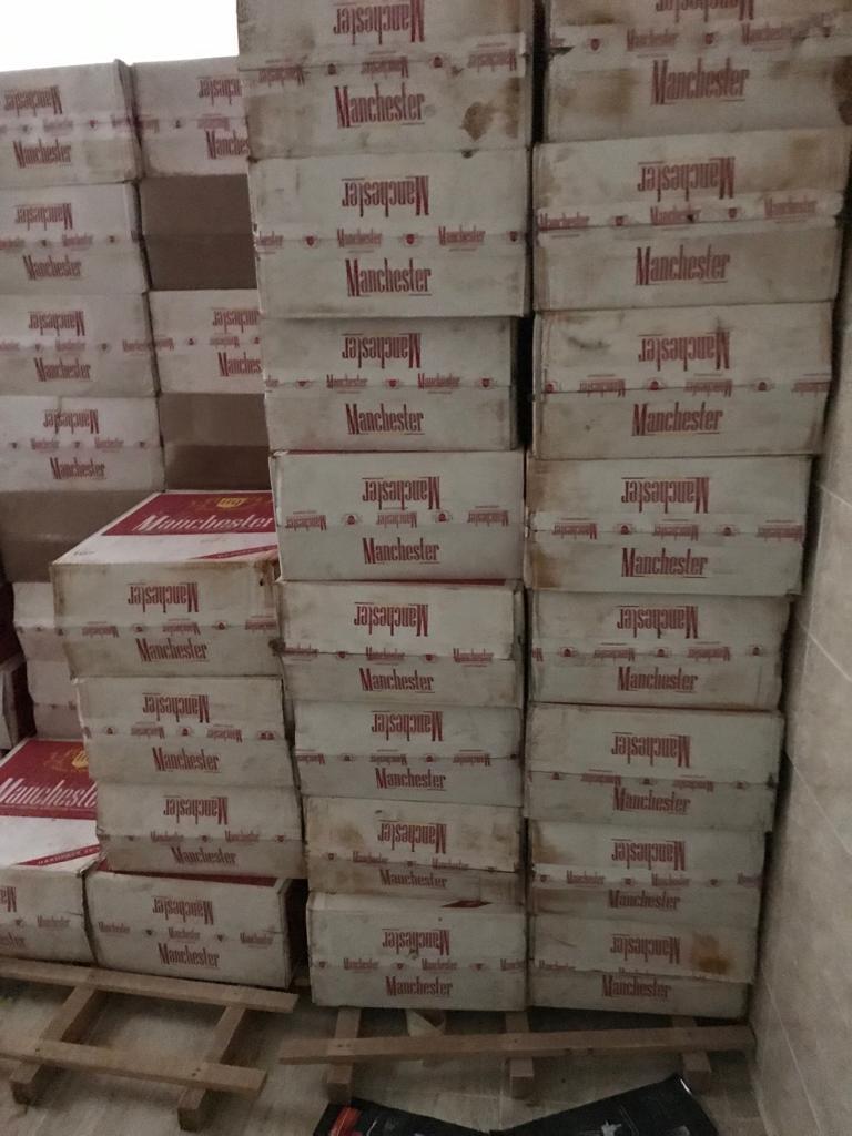 ضبط 250 كرتونة دخان مهرب واسلحة