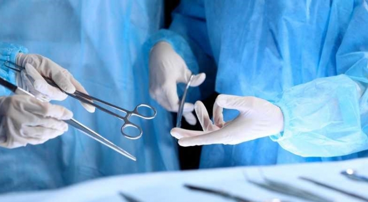 استخرجوا من بطنها كيسا ضخما.. والأطباء