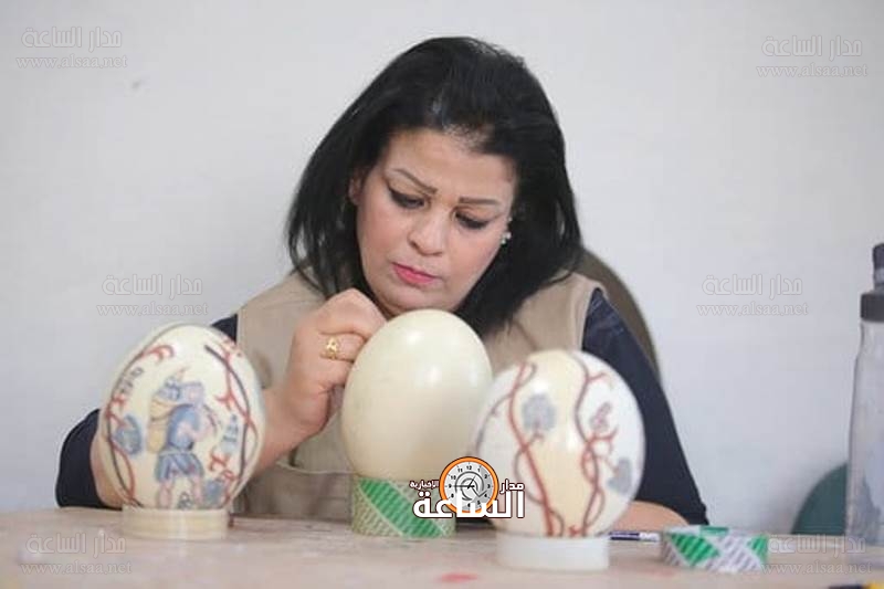 فتيات أردنيات يطوعن بيض النعام (صور)