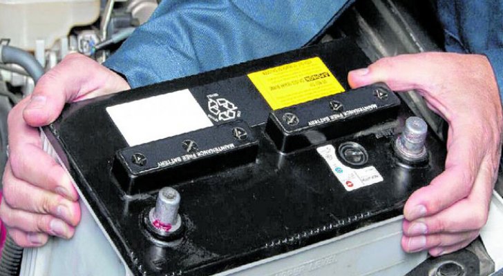 القبض على سارقي عشرات بطاريات المركبات