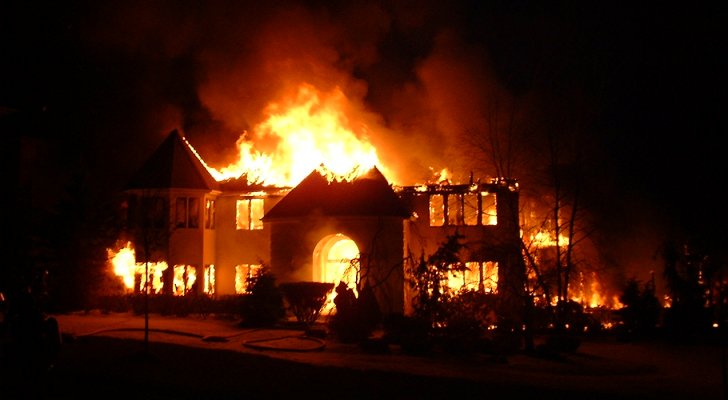 أم تحرق طفليها وتتابع المنظر ..