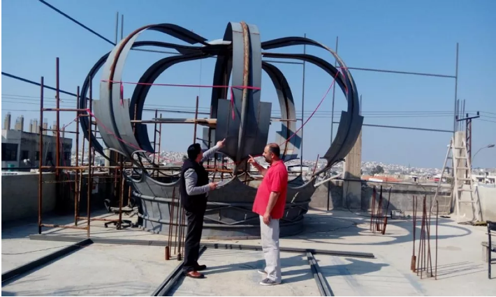 لاجئ سوري يصنع أكبر تاج ملكي