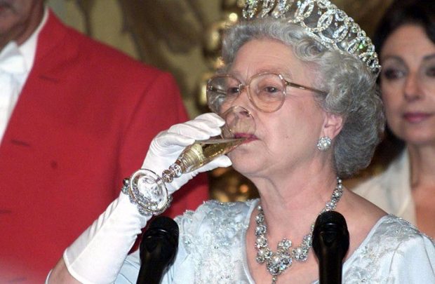 تبدأ يومها بكوب وتنهيه بآخر.. كل