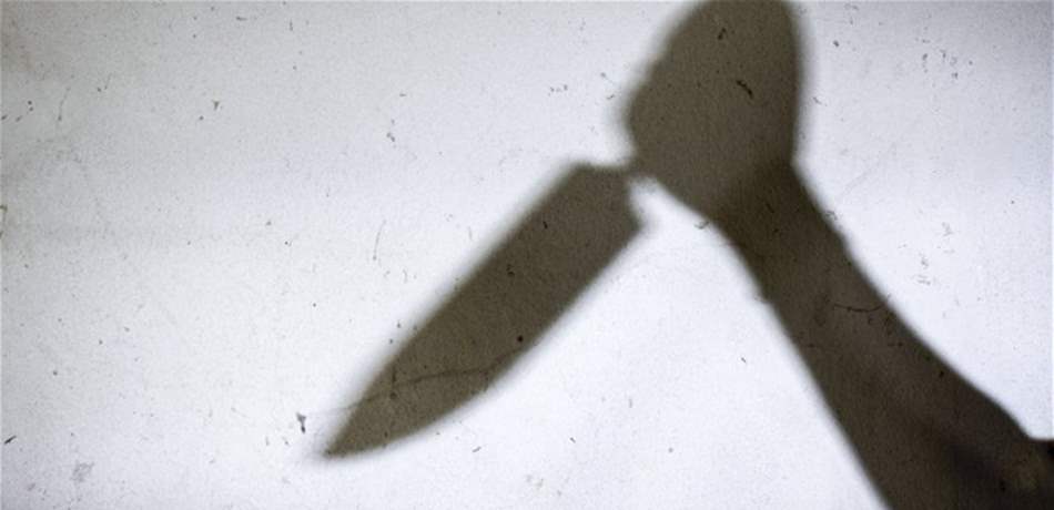 خادمة افريقية تطعن مخدومتها الأردنية وجارها