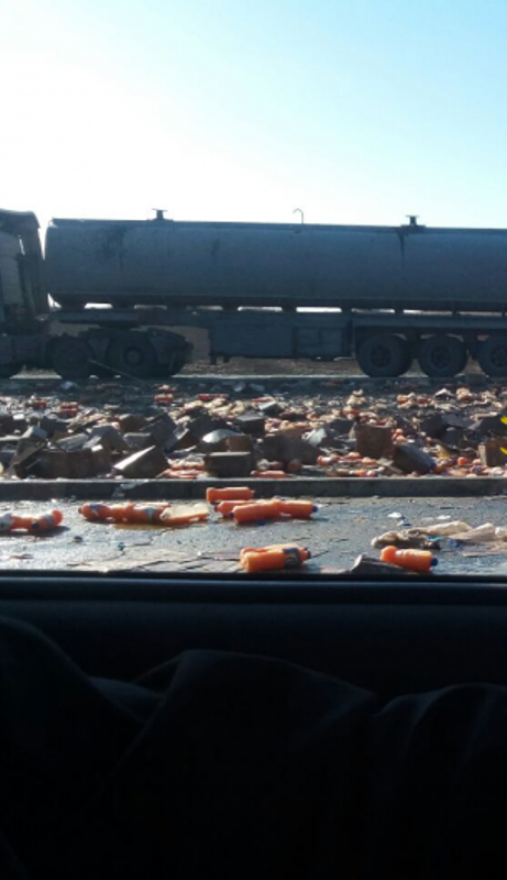 تدهور شاحنة محملة بالعصير على الطريق