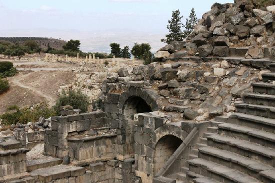 «سياحة أم قيس» تزور منطقة أم