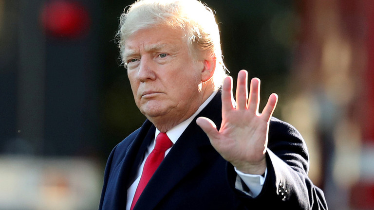 ترامب يمنع موظفيه من حضور العشاء