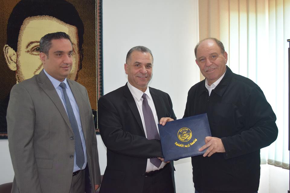 الدكتور الطاهات يحاضر في جامعة إربد