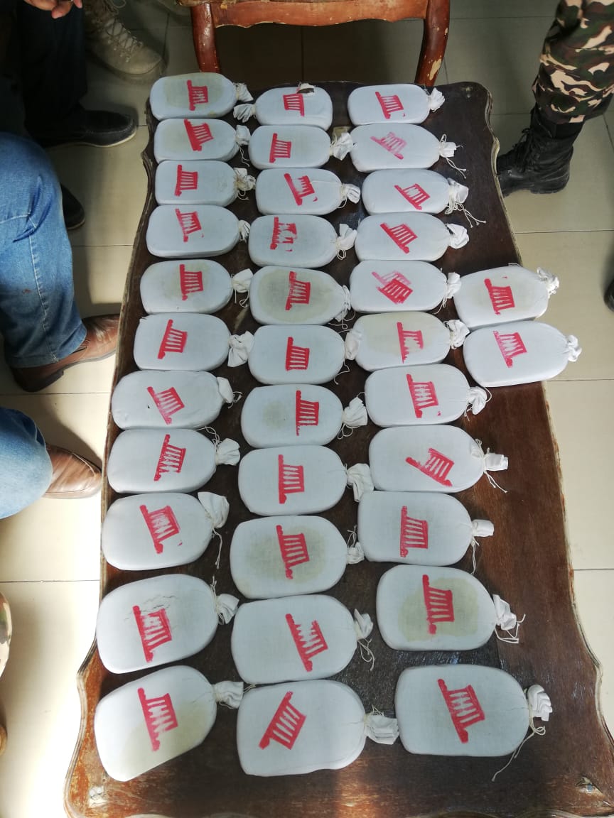 «الجمارك» تحبط تهريب 35 كف حشيش