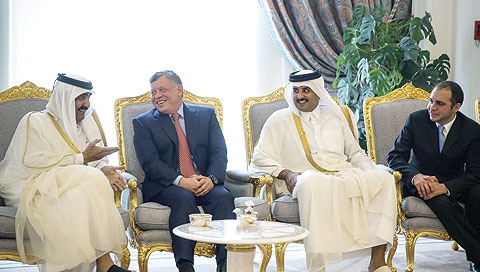 بين العباءة القطرية والتهنئة الملكية