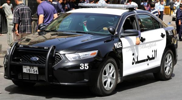 شخص يتهجم على والدته وأخواته ويصيب