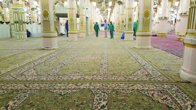 السعودية تغير لون سجاد المسجد النبوي