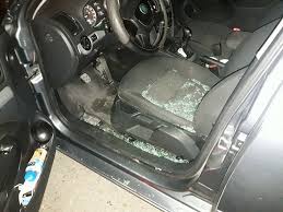 تكسير مركبة مواطن بالعصي والأدوات الحادة