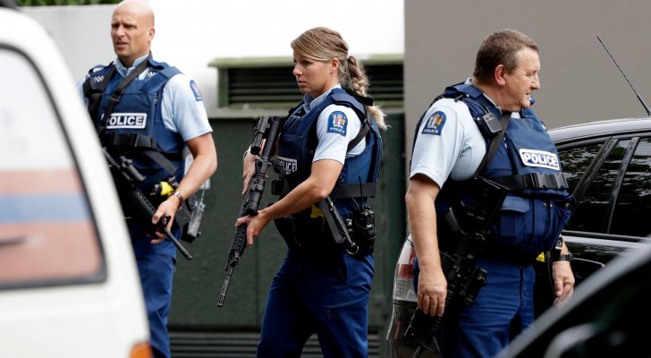 لص يسرق 11 قطعة سلاح من