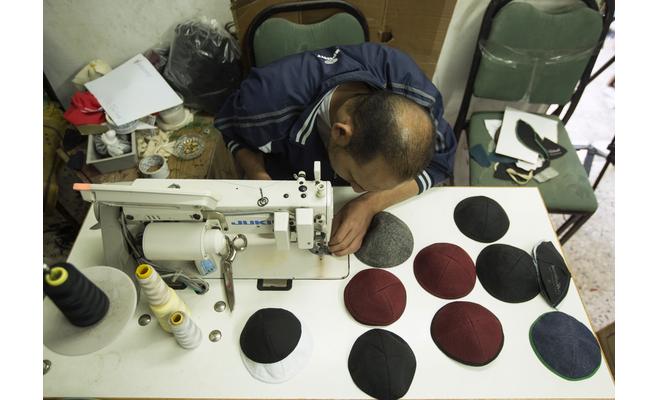 قلنسوة اليهود تصنع في غزة وتصدر