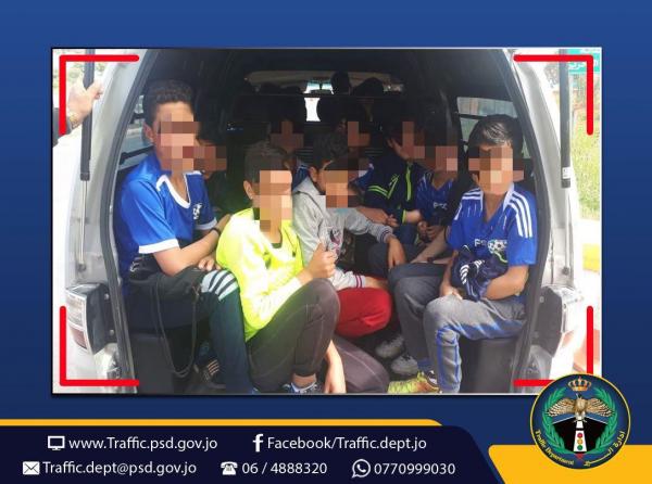 ضبط باص بحمولة زائدة 14 شخصا