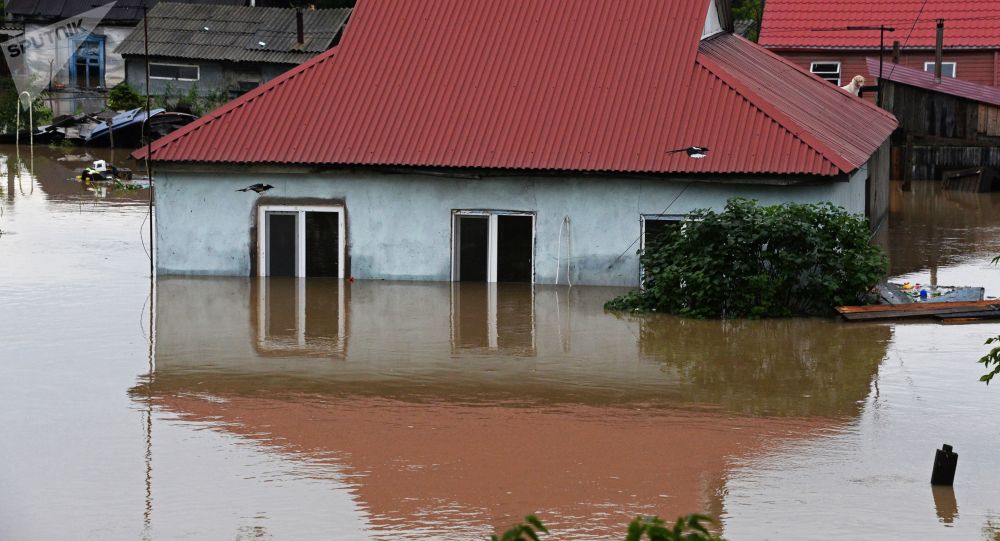 عشرة قتلى على الأقل وآلاف النازحين