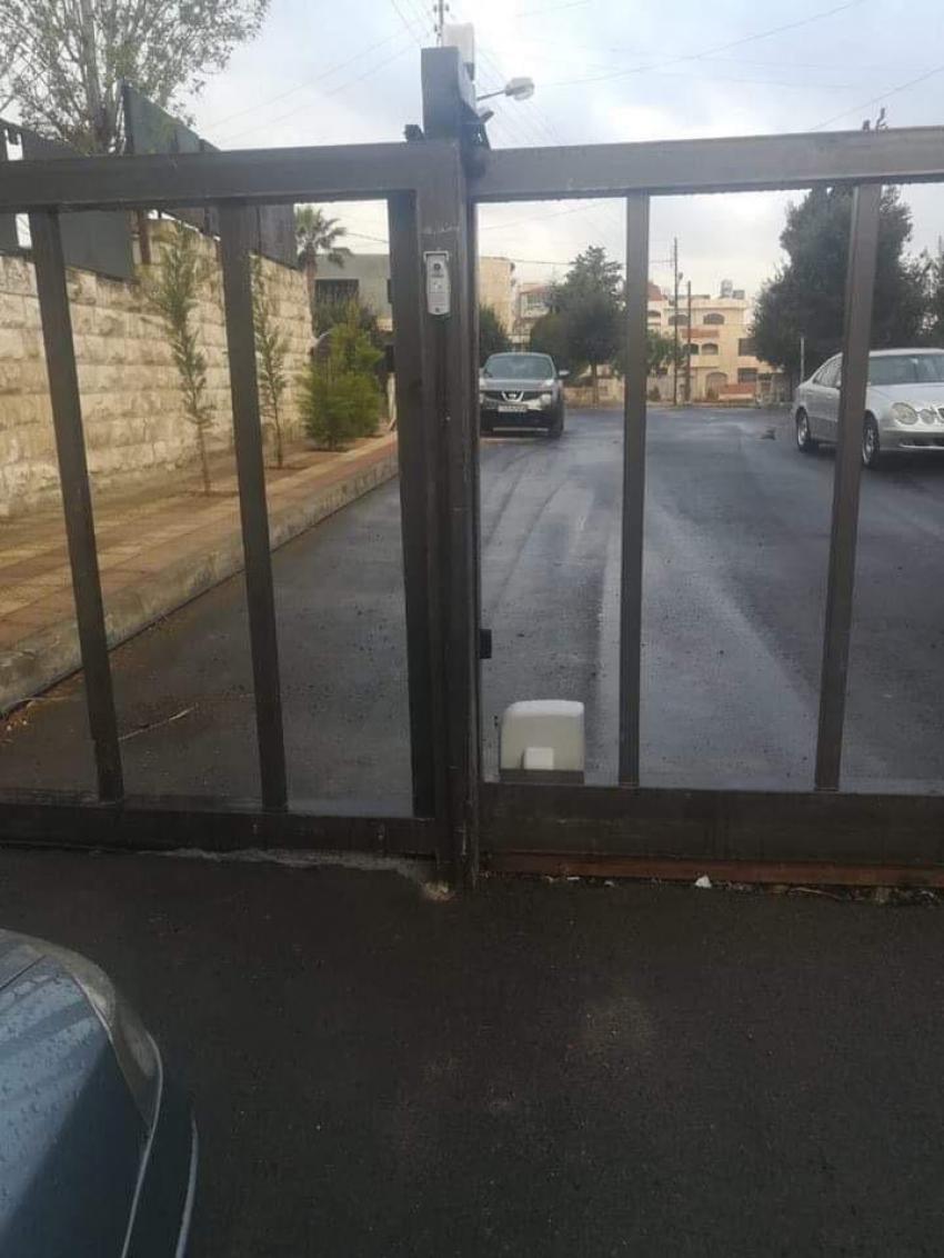 الامانة تزيل البوابة الحديدية في الشميساني