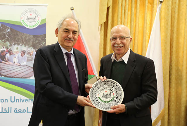 رئيس مجلس أمناء جامعة الزرقاء يزور