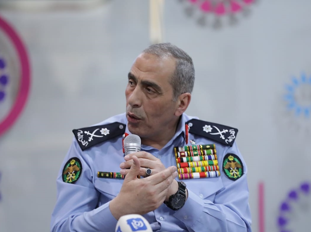 الشباب يعرضون أفكارهم أمام مدير الأمن