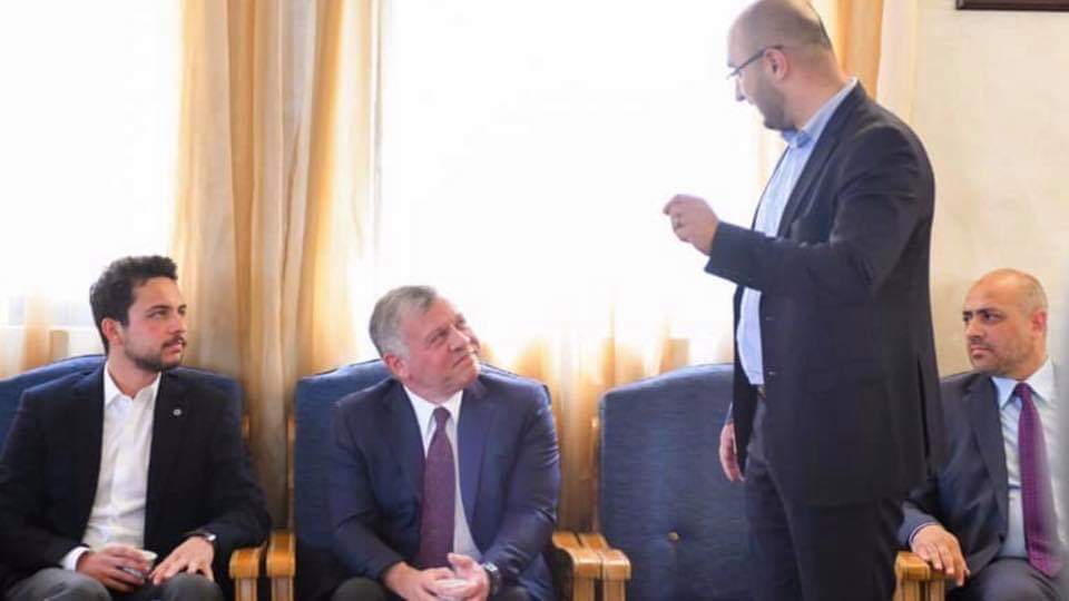 الملك وولي العهد يقدمان العزاء لعشيرة