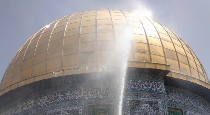 غسل قبة الصخرة استعدادا لاستقبال شهر