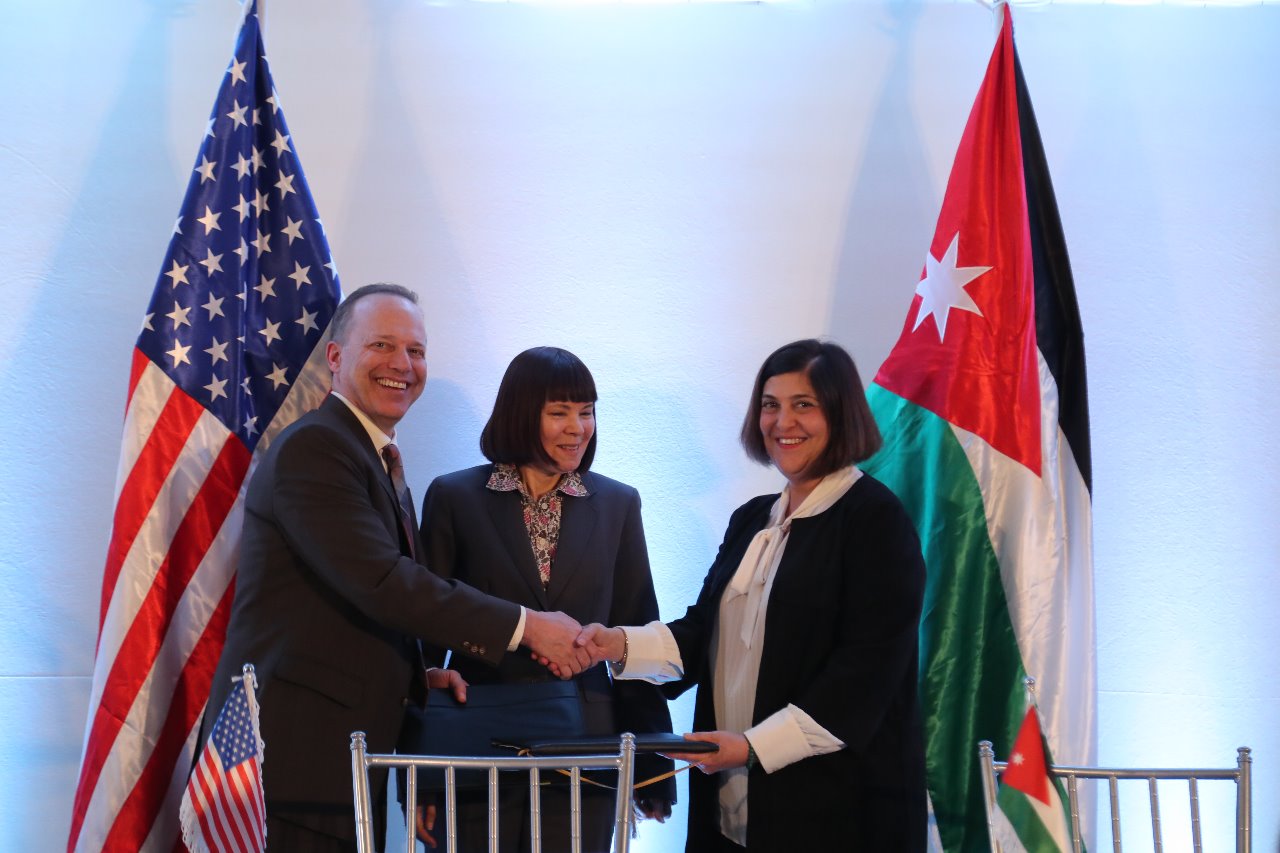 مساعدات امريكية بـ 329 مليون دولار