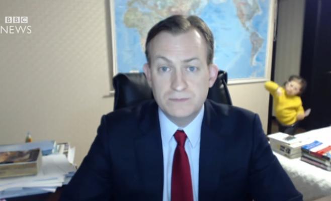 موقف محرج.. محلل سياسي ظهر طفلاه