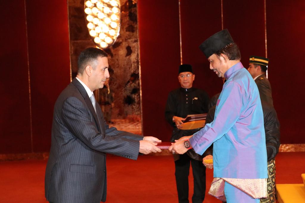 عبدالله أبو رمان يقدم أوراق اعتماده