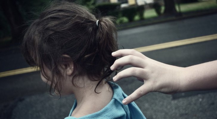 صراخ طفلة يحبط محاولة اختطافها من