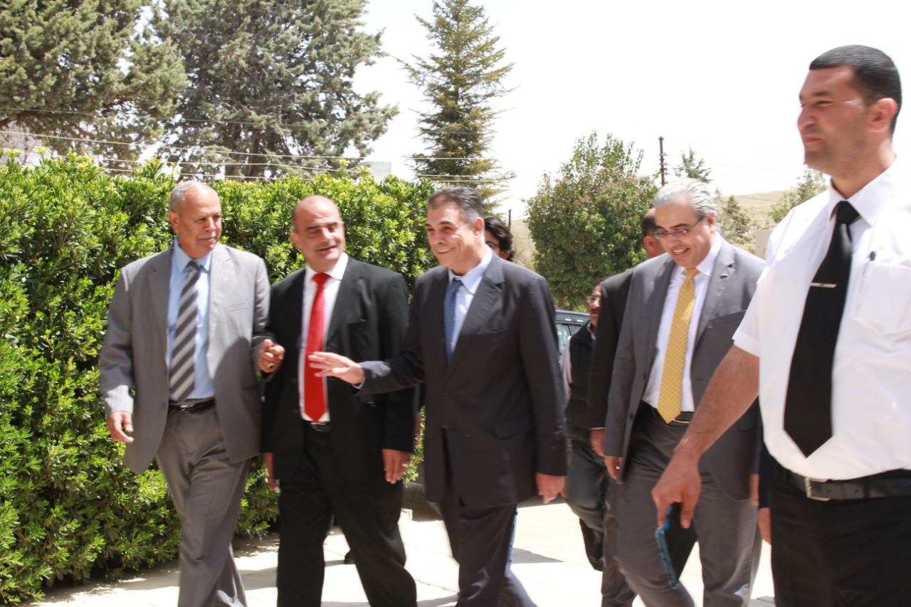 رئيس جامعة البلقاء التطبيقية يلتقي بابناء