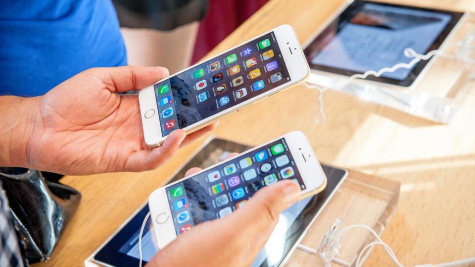 أبل.. 3 أشهر كشفت حقيقة «آيفون»