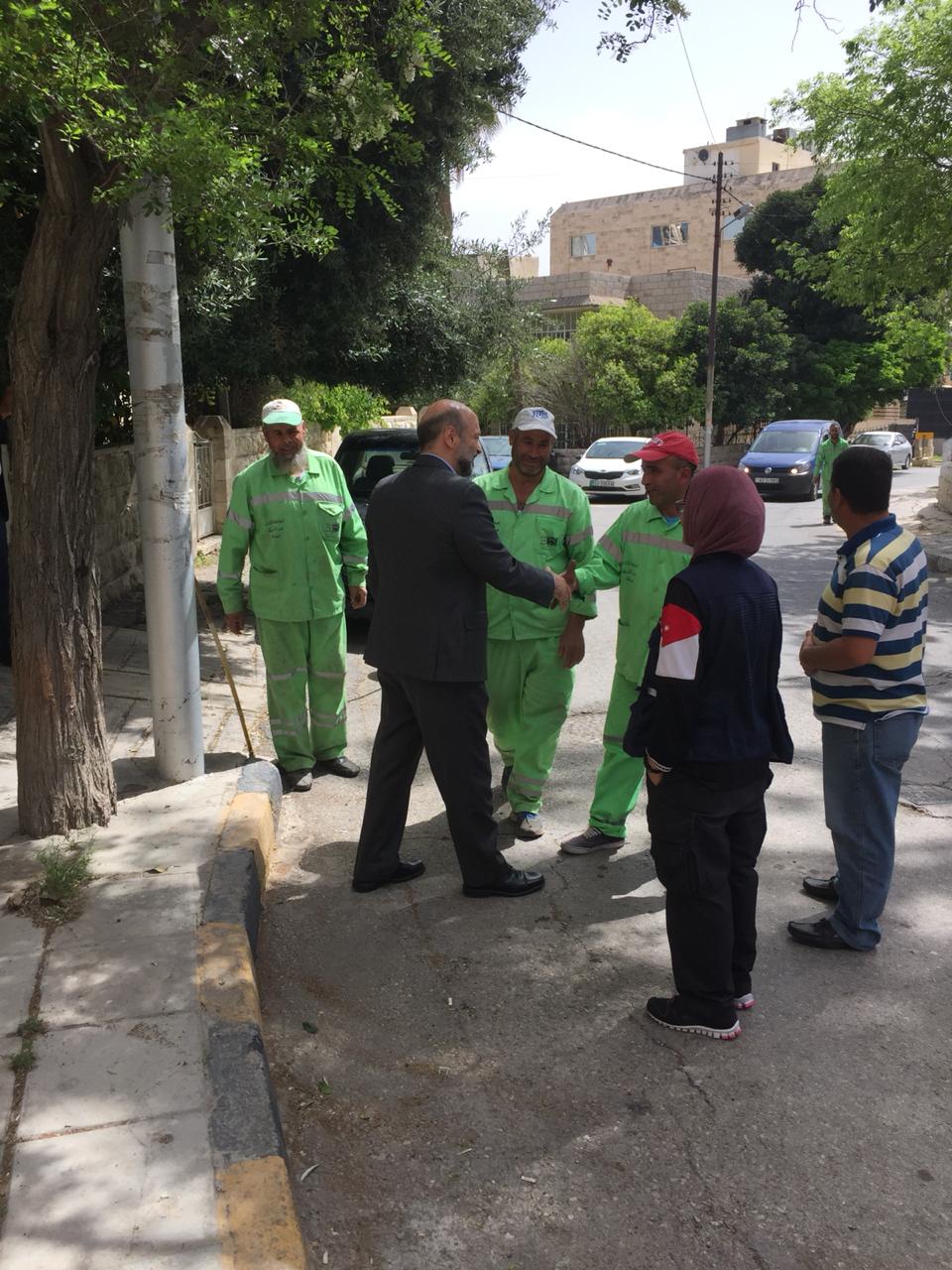 الرزاز يترجل من موكبه في اللويبدة