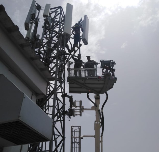 الدفاع المدني ينقذ شخصا علق على