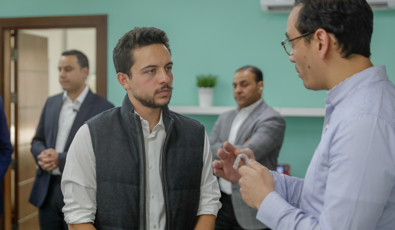 ولي العهد يزور إحدى الشركات الأردنية