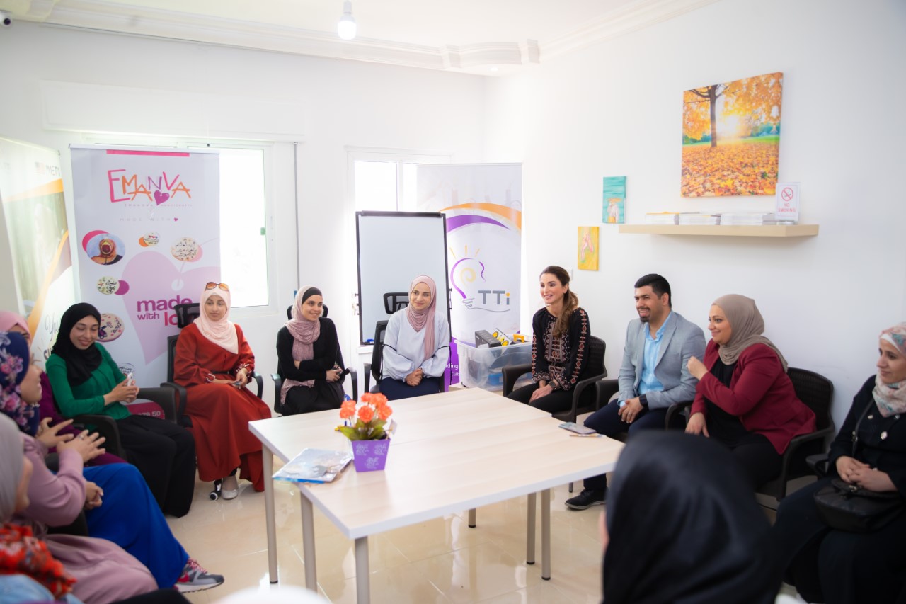 الملكة رانيا في الكرك تزور مشروع