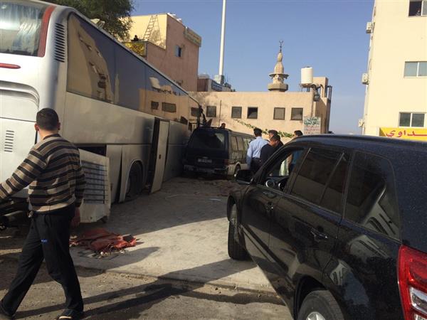 انحراف مسار باص يصيب 7 اشخاص